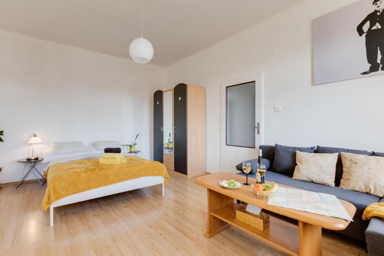 Sunshine Apartment Near The City Center Prag Exteriör bild