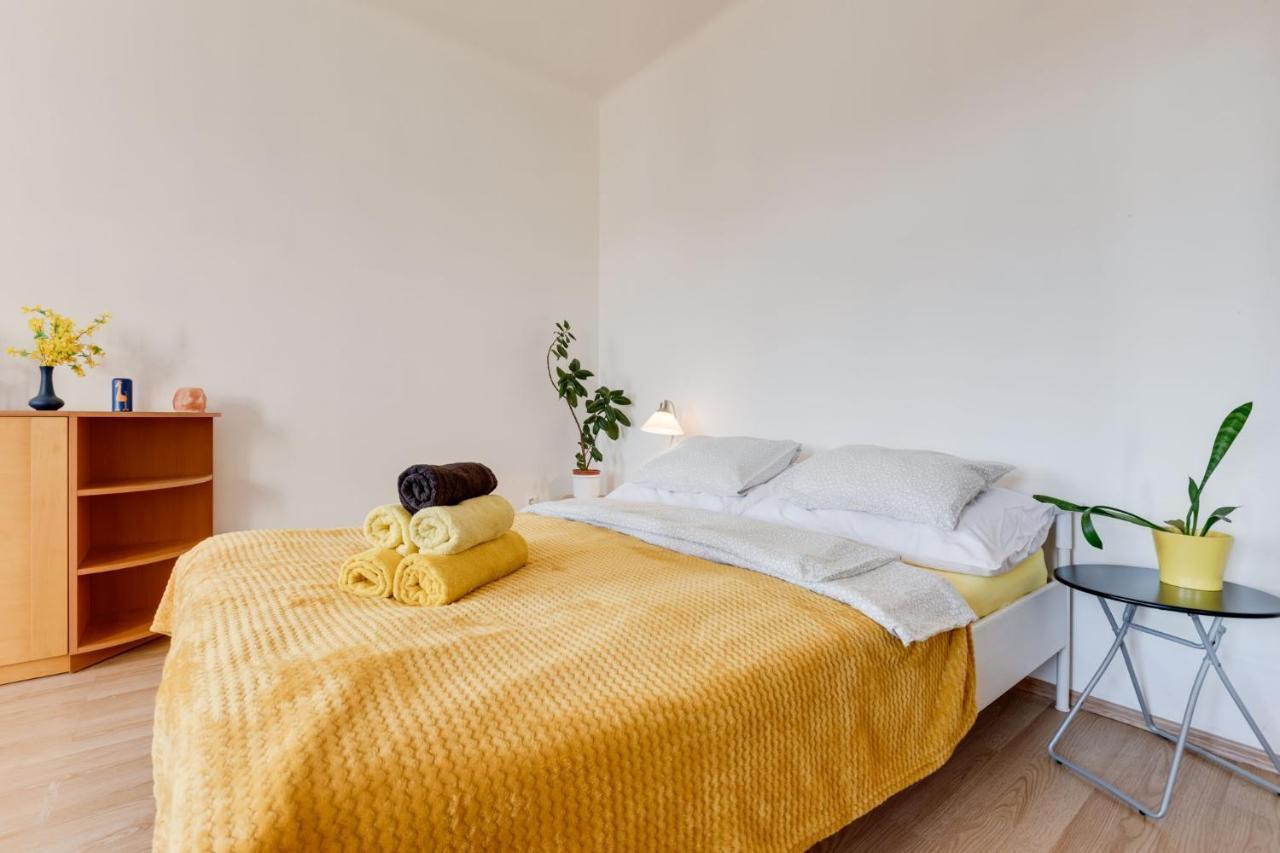 Sunshine Apartment Near The City Center Prag Exteriör bild