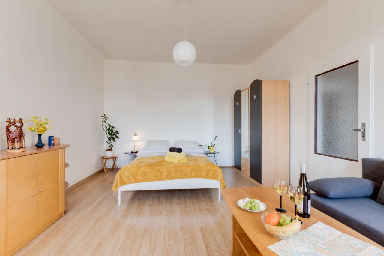 Sunshine Apartment Near The City Center Prag Exteriör bild