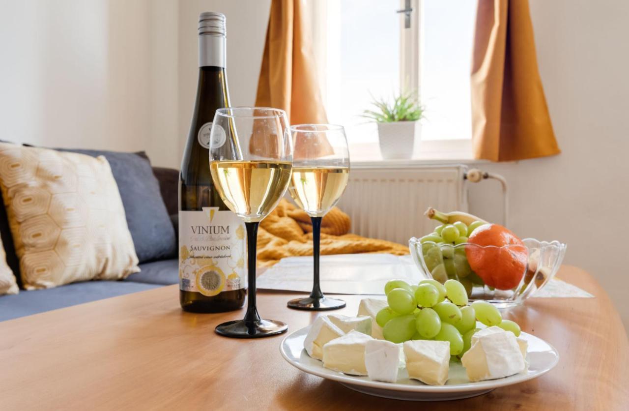 Sunshine Apartment Near The City Center Prag Exteriör bild