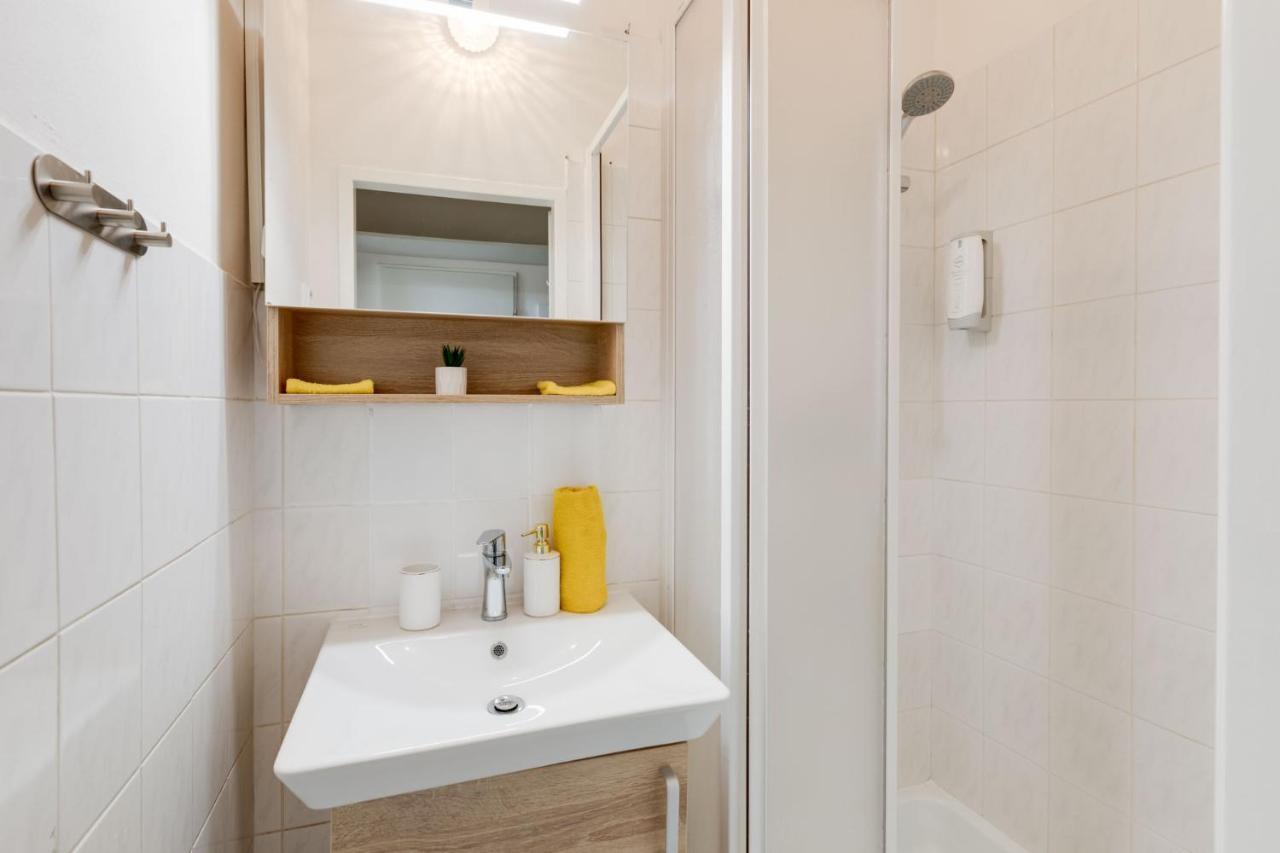 Sunshine Apartment Near The City Center Prag Exteriör bild