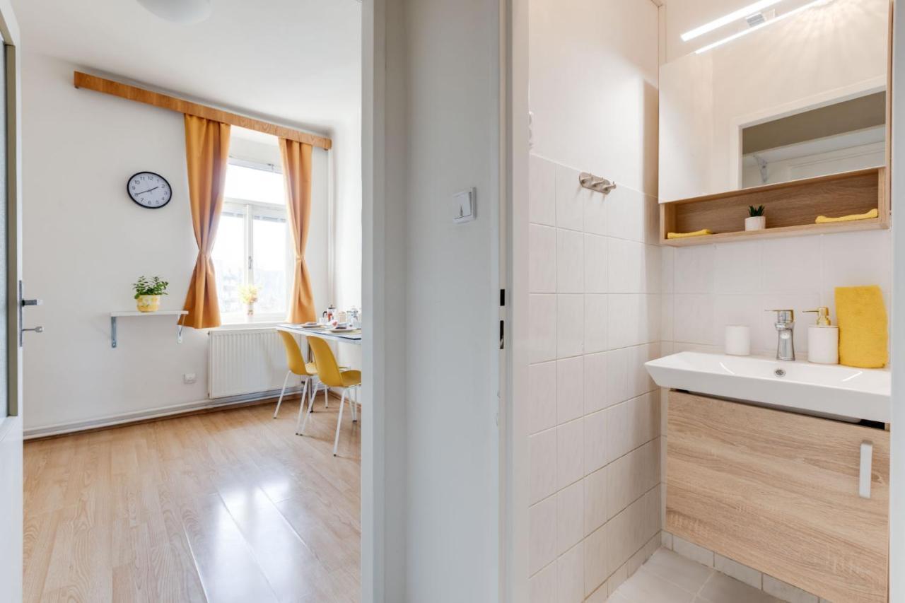 Sunshine Apartment Near The City Center Prag Exteriör bild