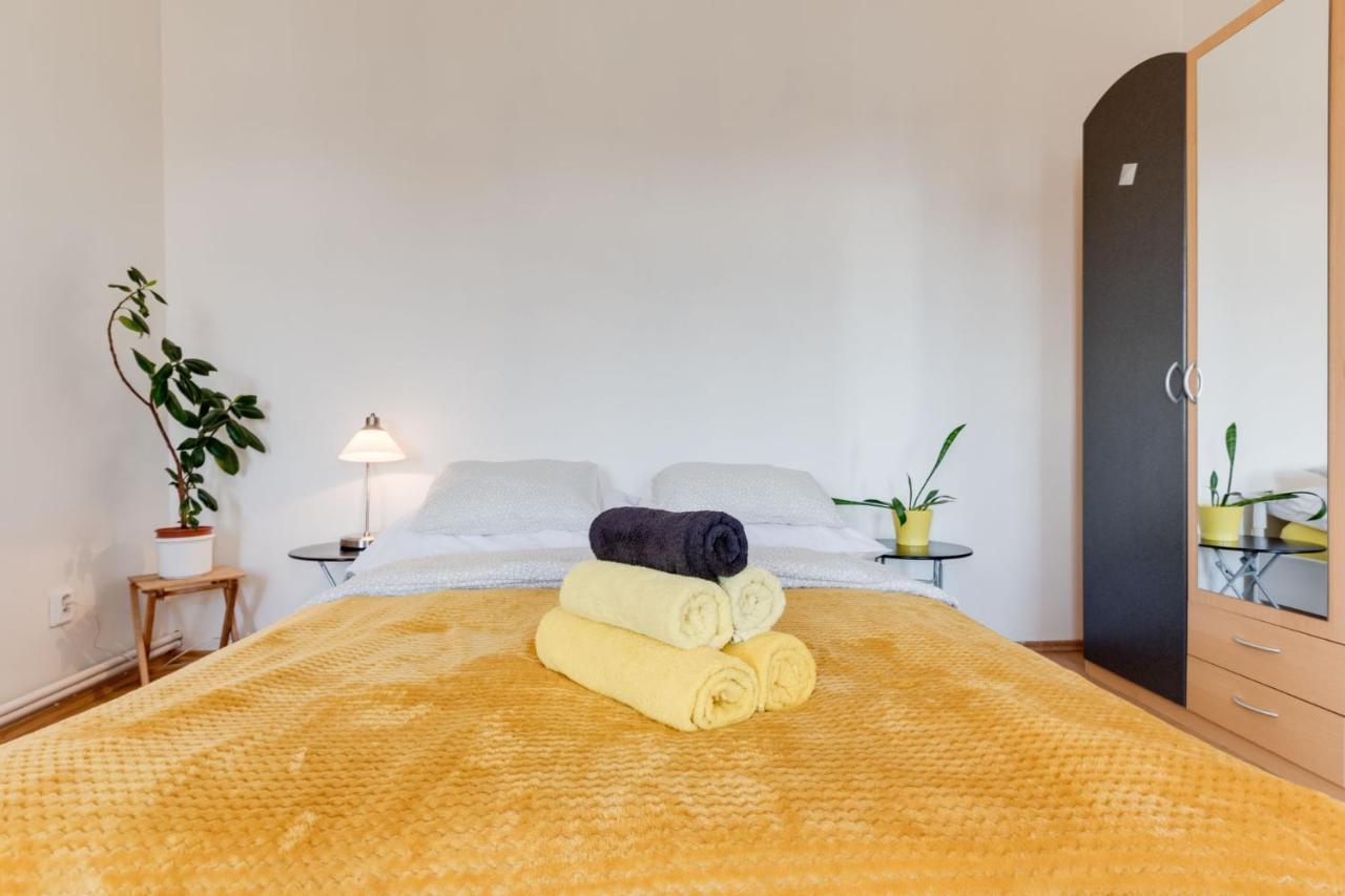 Sunshine Apartment Near The City Center Prag Exteriör bild