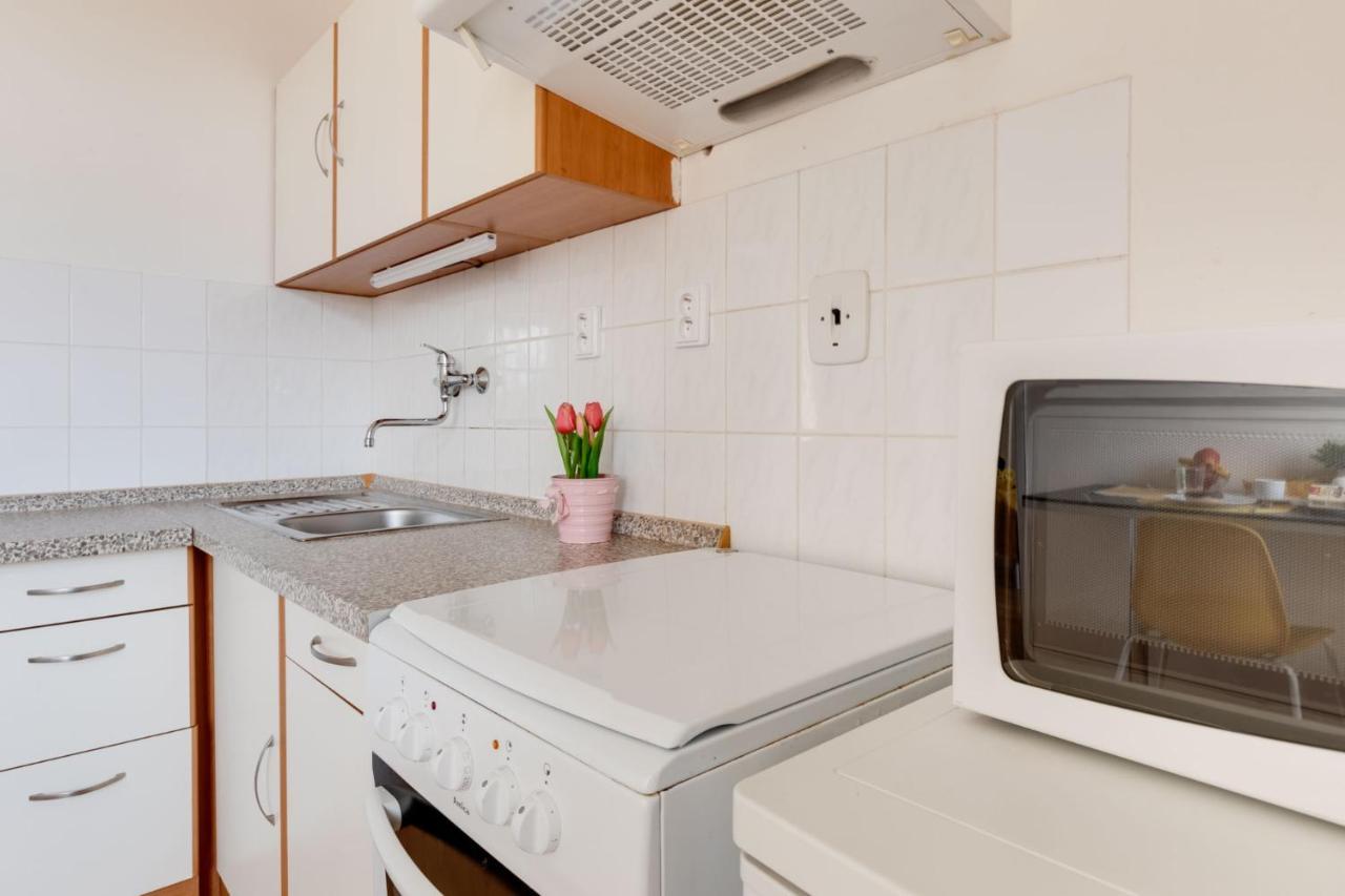 Sunshine Apartment Near The City Center Prag Exteriör bild