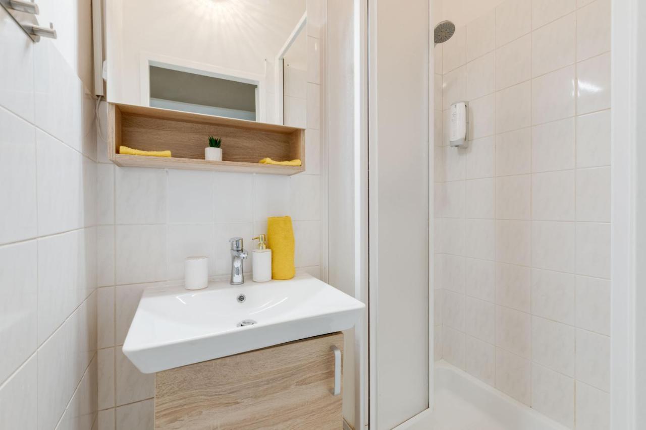 Sunshine Apartment Near The City Center Prag Exteriör bild